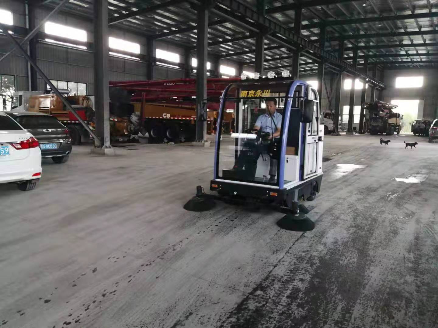 電動(dòng)掃地車(chē)在重金屬冶煉廠的應(yīng)用 電動(dòng)掃地車(chē)在重金屬冶煉廠的應(yīng)用
