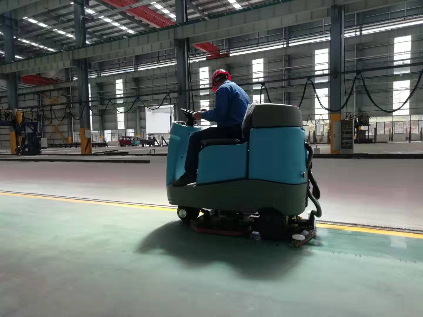 駕駛式洗地機提高小區(qū)停車場保潔效率 駕駛式洗地機提高小區(qū)停車場保潔效率