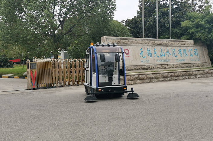 電動(dòng)掃地車在無(wú)錫天山水泥廠的應(yīng)用案例 電動(dòng)掃地車在無(wú)錫天山水泥廠的應(yīng)用案例