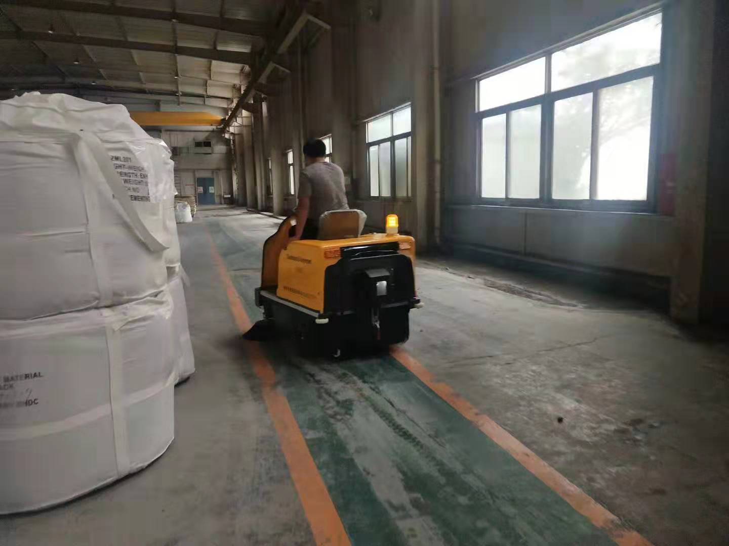 小型電動(dòng)掃地機(jī)進(jìn)駐云南某工貿(mào)公司 小型電動(dòng)掃地機(jī)進(jìn)駐云南某工貿(mào)公司