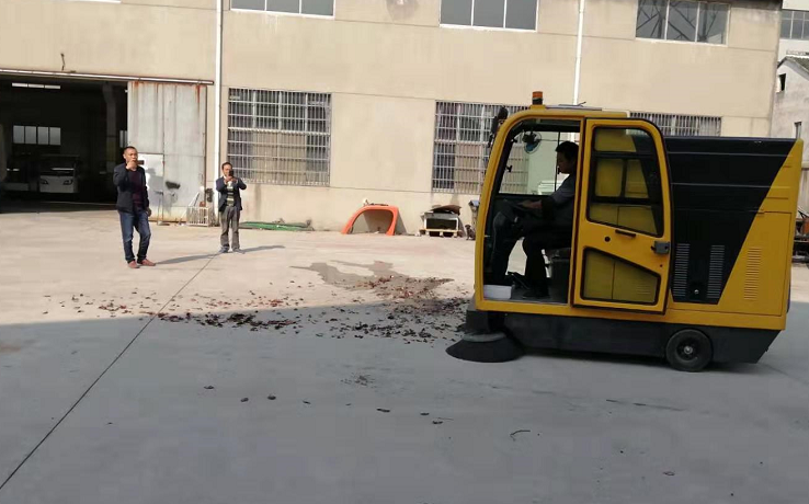 無錫某物業(yè)公司來廠體驗電動掃地車
