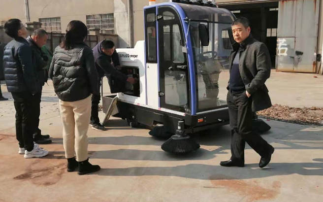 安徽和南通客戶來廠體驗(yàn)電動(dòng)掃地車