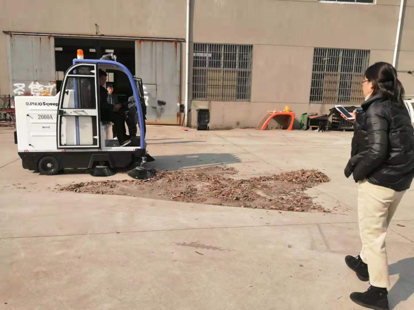 安徽和南通客戶來廠體驗(yàn)電動(dòng)掃地車