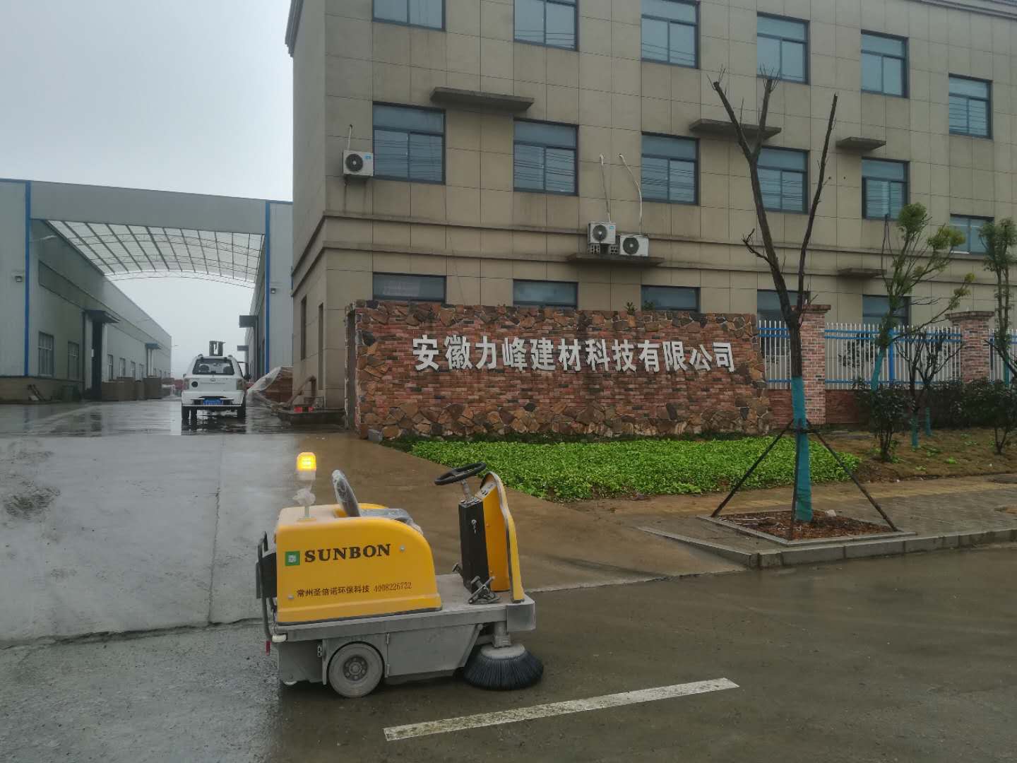 工廠里使用駕駛式電動掃地車有什么好處？