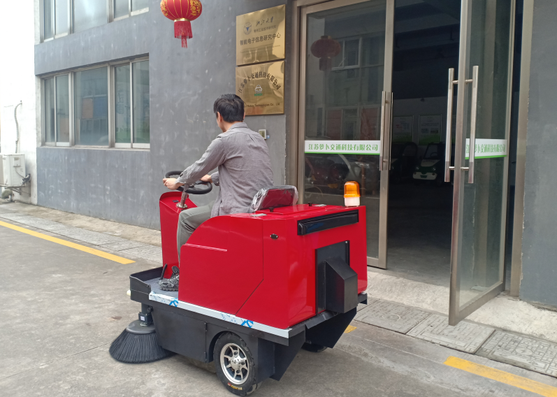 山西某物流公司采購(gòu)小型掃地機(jī)