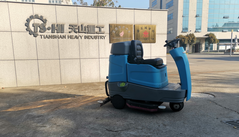 駕駛式洗地機(jī)在商業(yè)廣場(chǎng)停車場(chǎng)車庫(kù)應(yīng)用案例