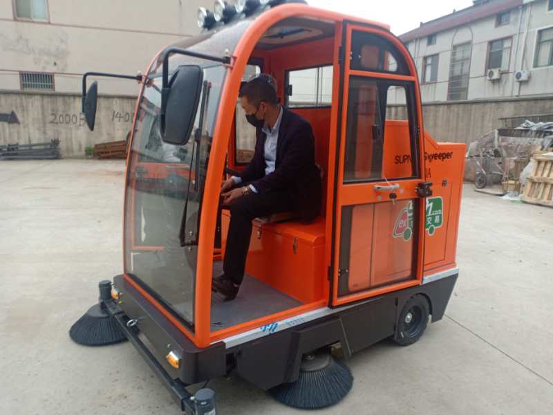  多功能駕駛式電動掃地車,清掃、吸塵、灑水消毒為一體