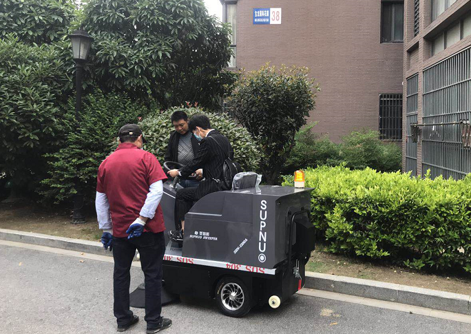 山西某物流公司采購(gòu)小型掃地機(jī)