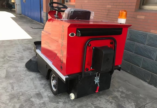 為什么廠區(qū)掃地車(chē)深受工廠青睞