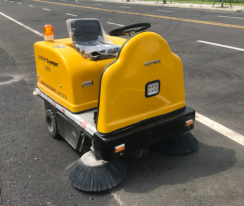 駕駛式掃地車 1400---003