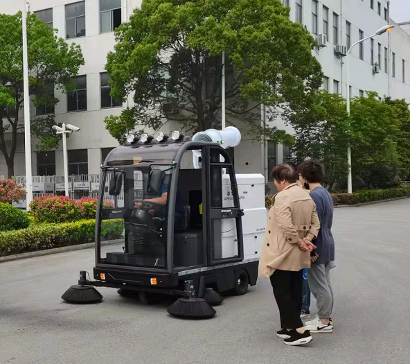 電瓶式掃地車節(jié)省人力物力，深受各行業(yè)青睞