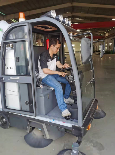 2000AW霧炮電動(dòng)掃地車在河北衡水某金屬?gòu)S的應(yīng)用