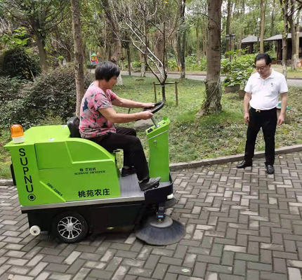 怎樣選擇小型電動清掃車