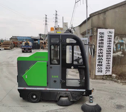 駕駛式掃地機