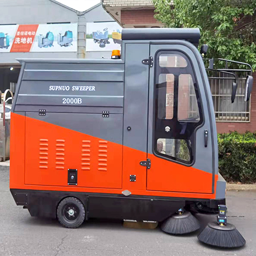工業(yè)駕駛式電動掃地車