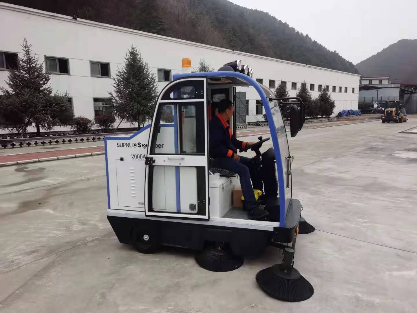 物業(yè)社區(qū)應(yīng)該如何選擇電動清掃車呢？