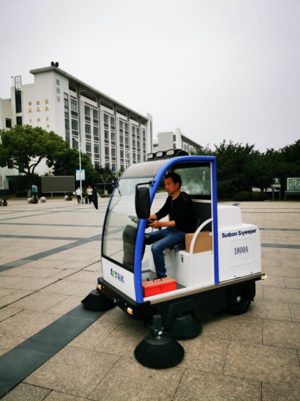 校園使用駕駛式掃地機(jī) 校園使用駕駛式掃地機(jī)