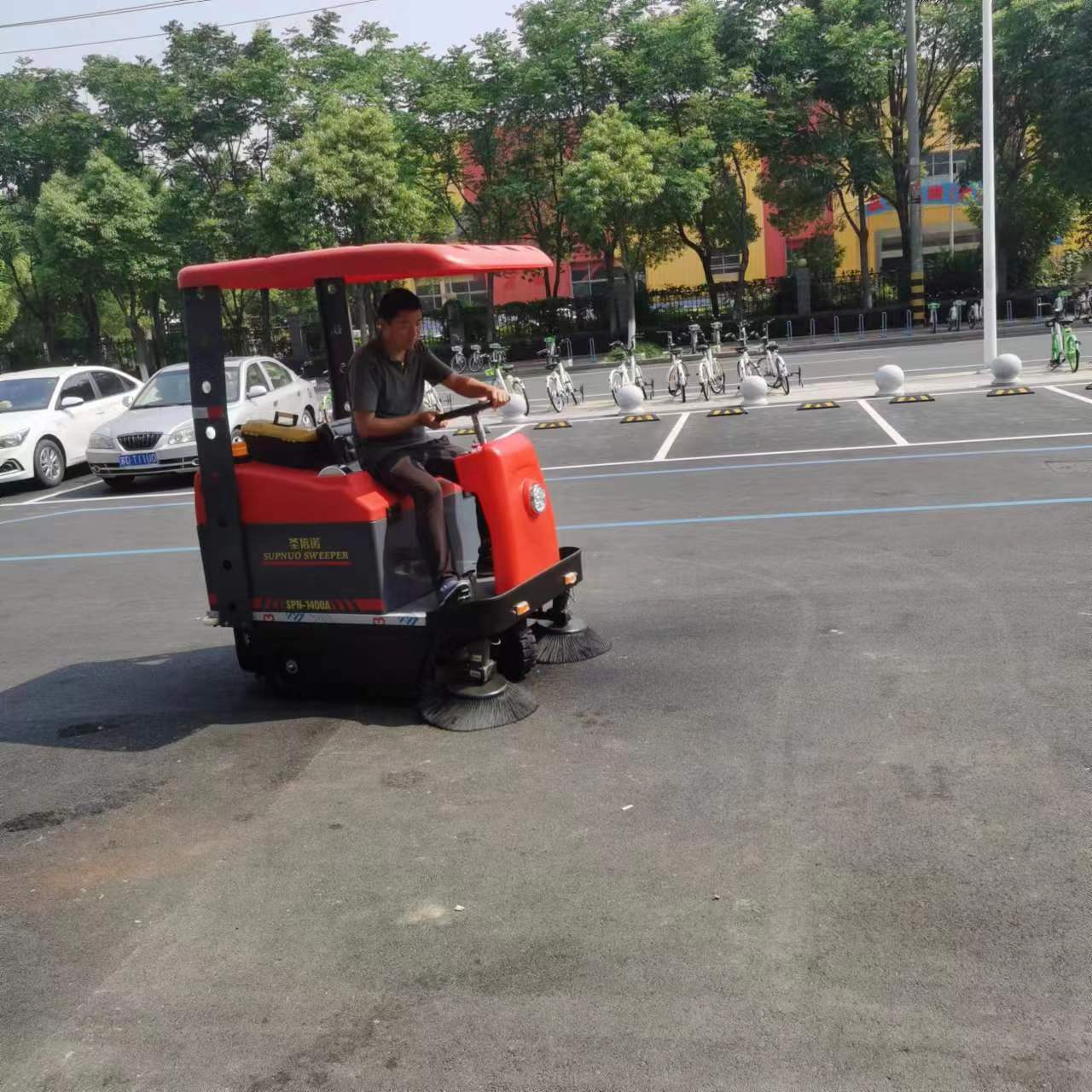 駕駛式掃地機(jī)有何妙用？