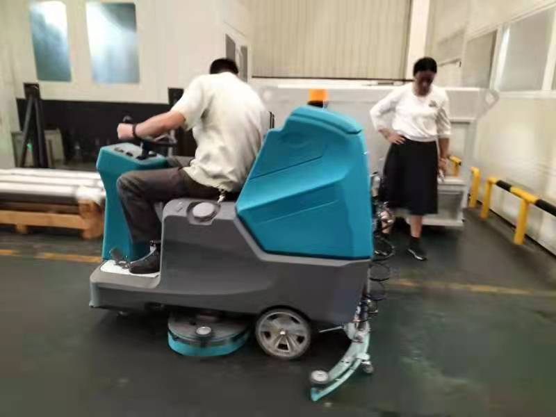 駕駛式洗地機清潔地下車庫 駕駛式洗地機清潔地下車庫