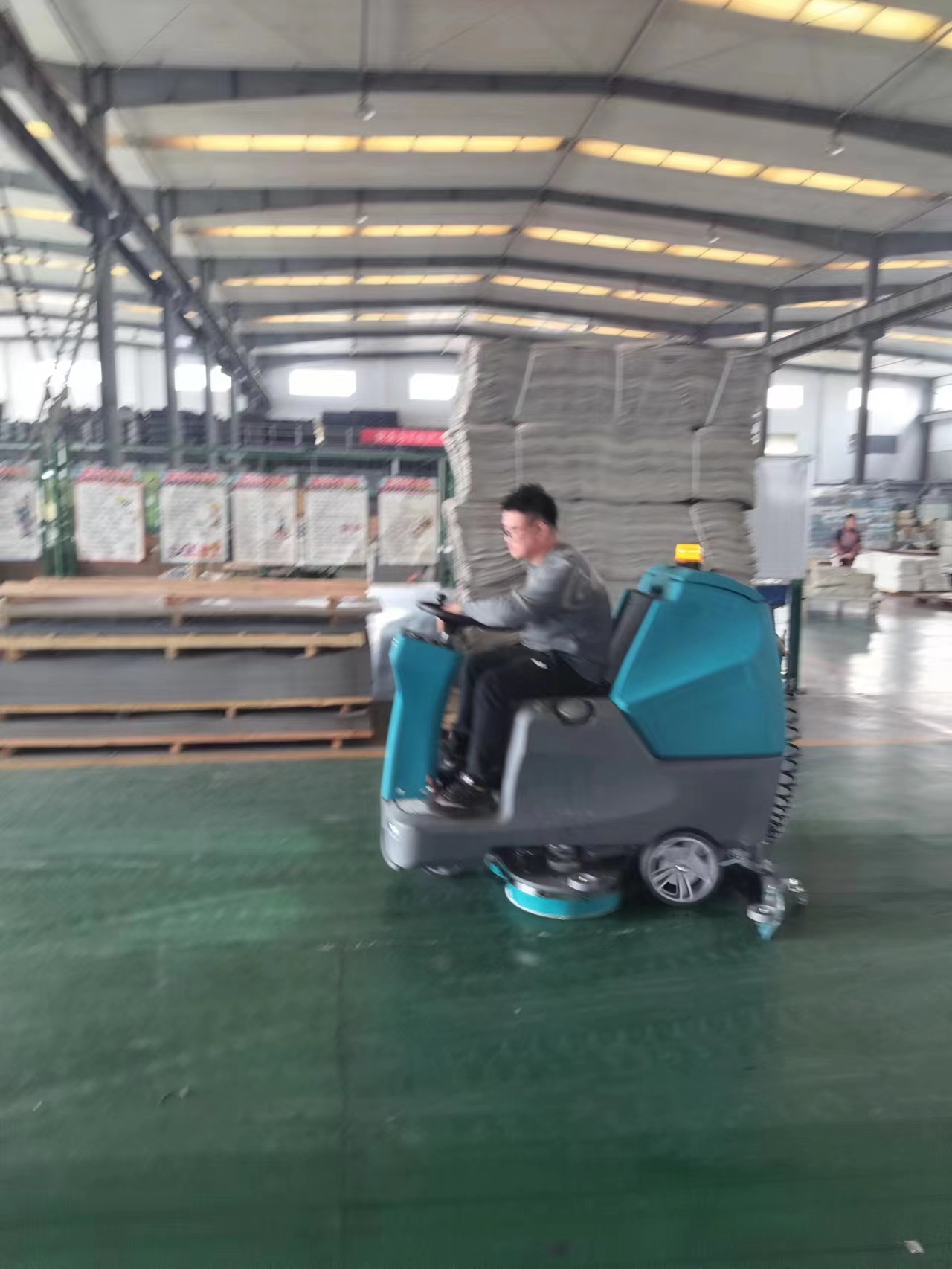 電動清掃車和燃油清掃車的優(yōu)勢 電動清掃車和燃油清掃車的優(yōu)勢