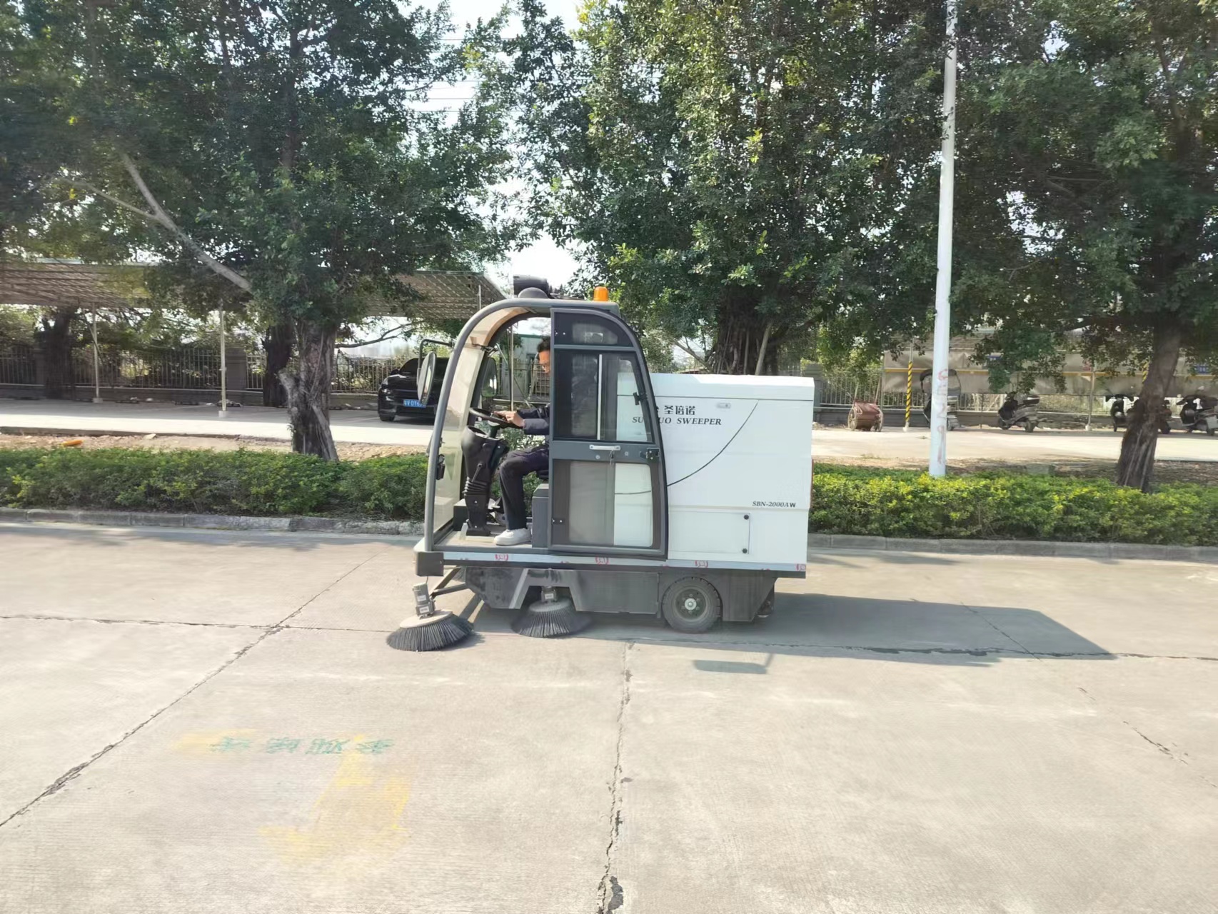 開學(xué)季來了，小型清掃車是學(xué)校園區(qū)清潔利器