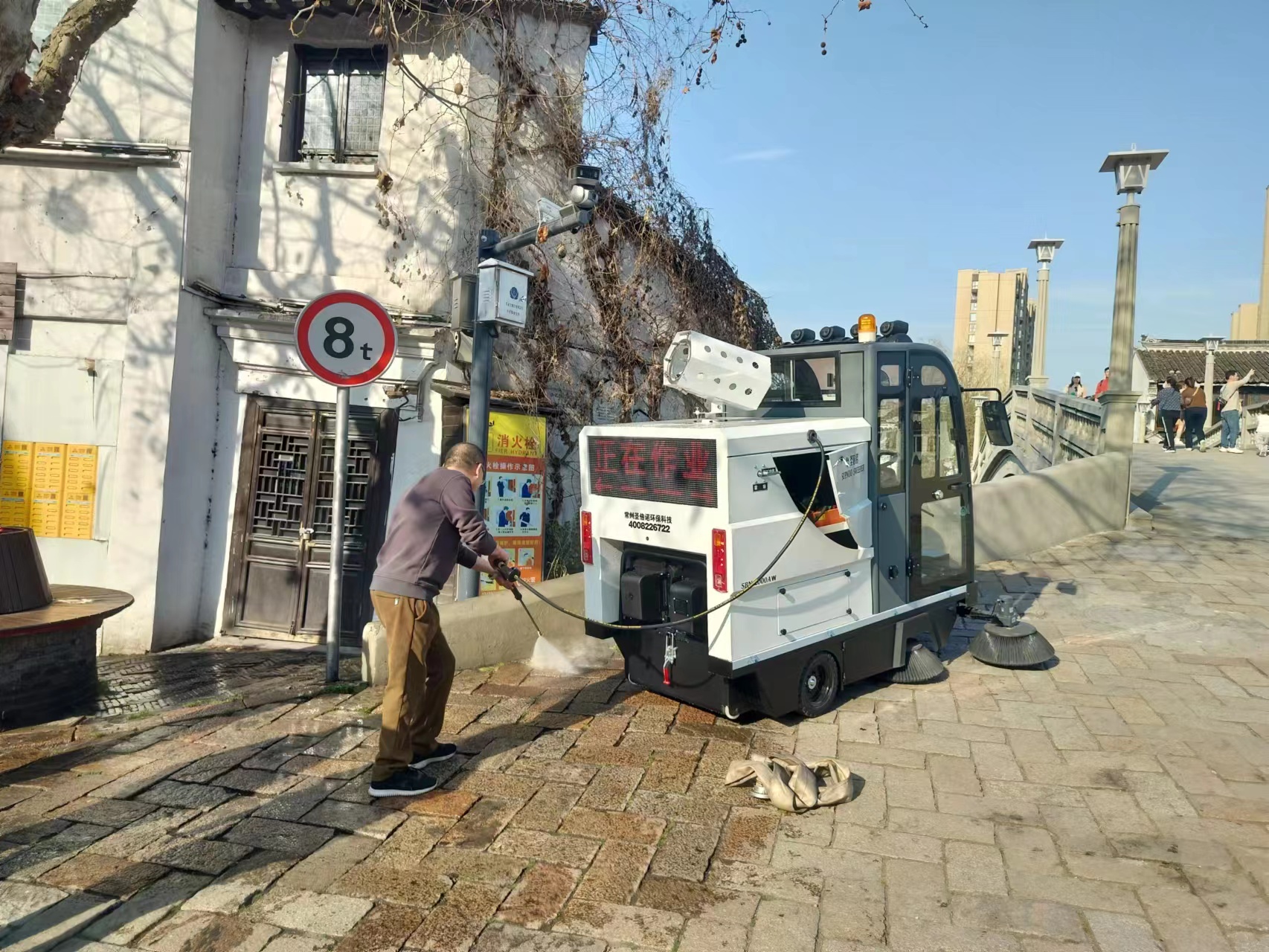 霧炮電動掃地車不僅能夠清掃廠區(qū)路面 霧炮電動掃地車不僅能夠清掃廠區(qū)路面