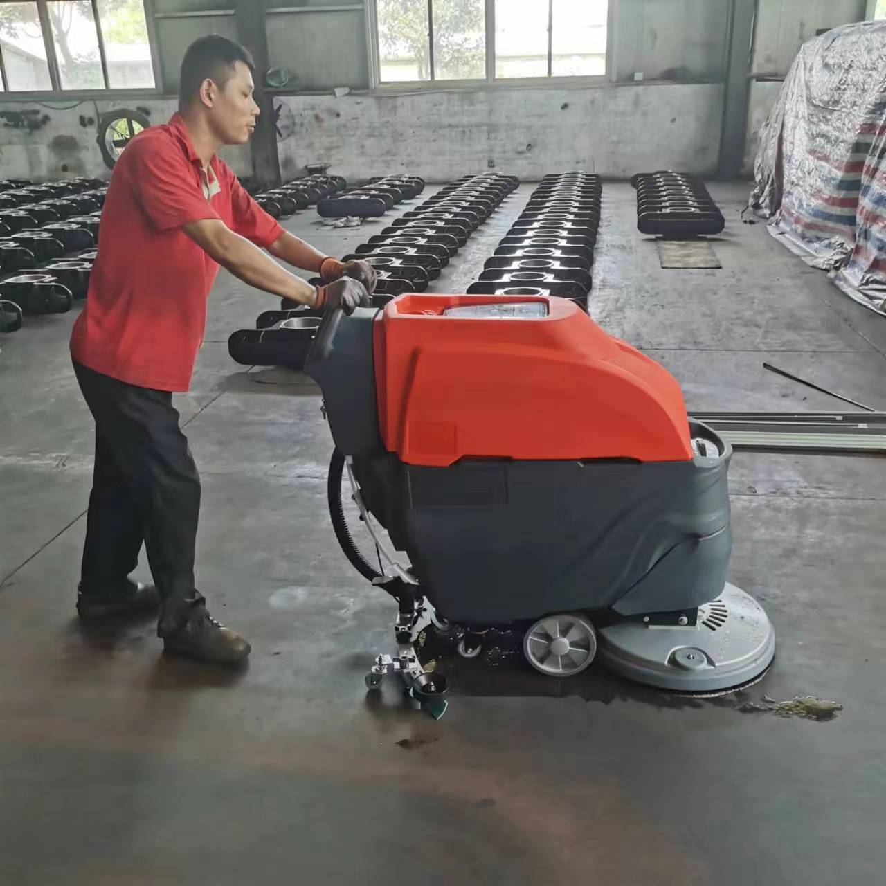 每個(gè)大型超市都那么干凈，原來(lái)因?yàn)殡妱?dòng)洗地機(jī)