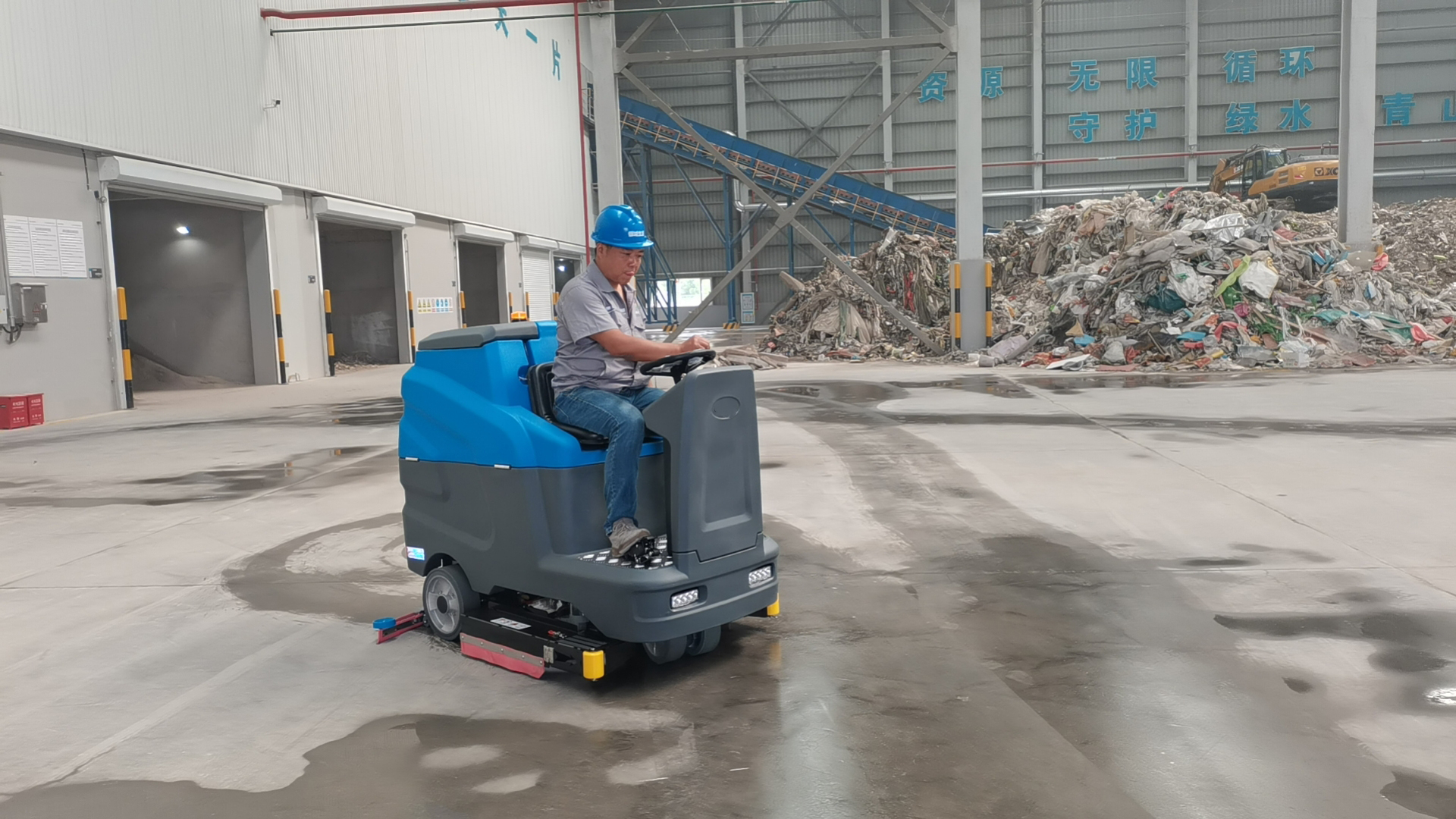 工廠車(chē)間保潔交給小型掃地機(jī) 工廠車(chē)間保潔交給小型掃地機(jī)