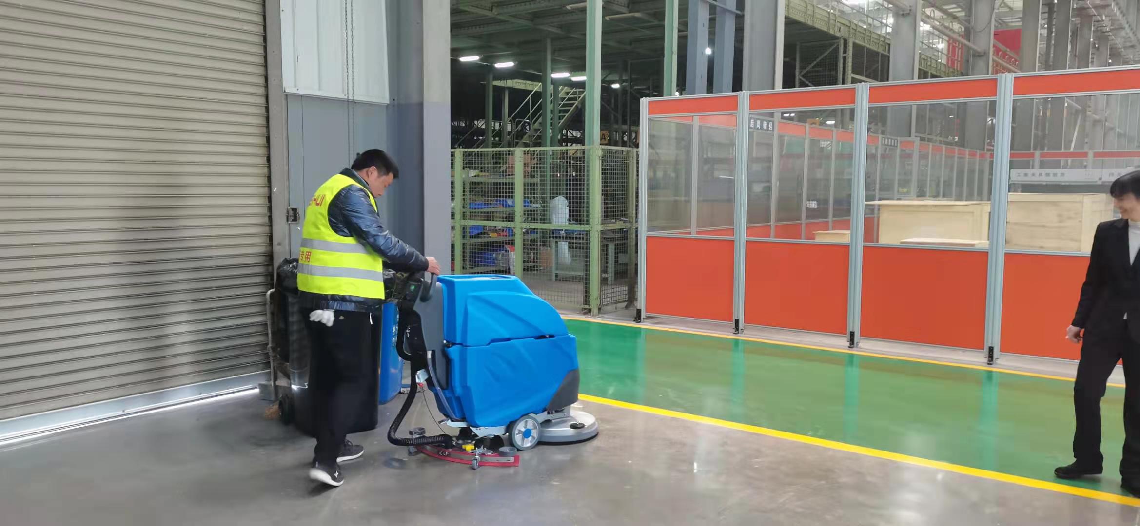 工廠車間的洗地機可以為他們節(jié)省成本 工廠車間的洗地機可以為他們節(jié)省成本