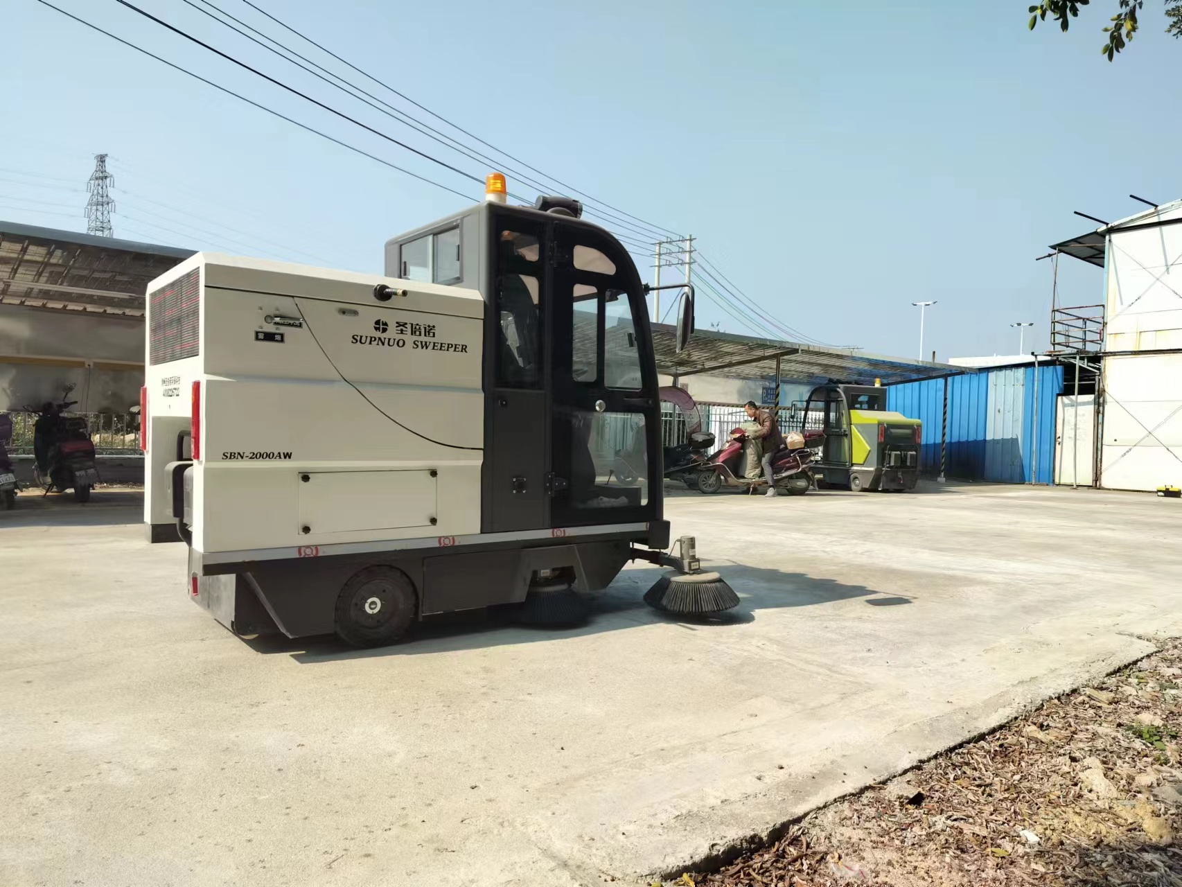 電動(dòng)掃地車解決秋冬季節(jié)落葉難題 電動(dòng)掃地車解決秋冬季節(jié)落葉難題