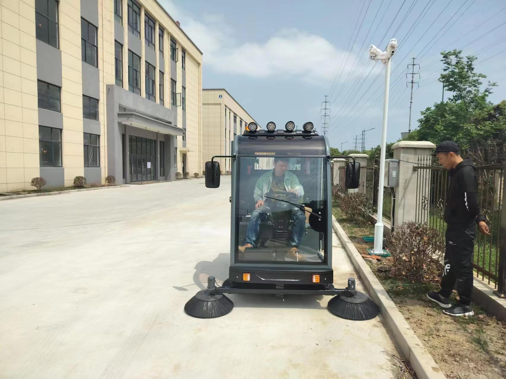 小型電動清掃車：清潔速度驚人！