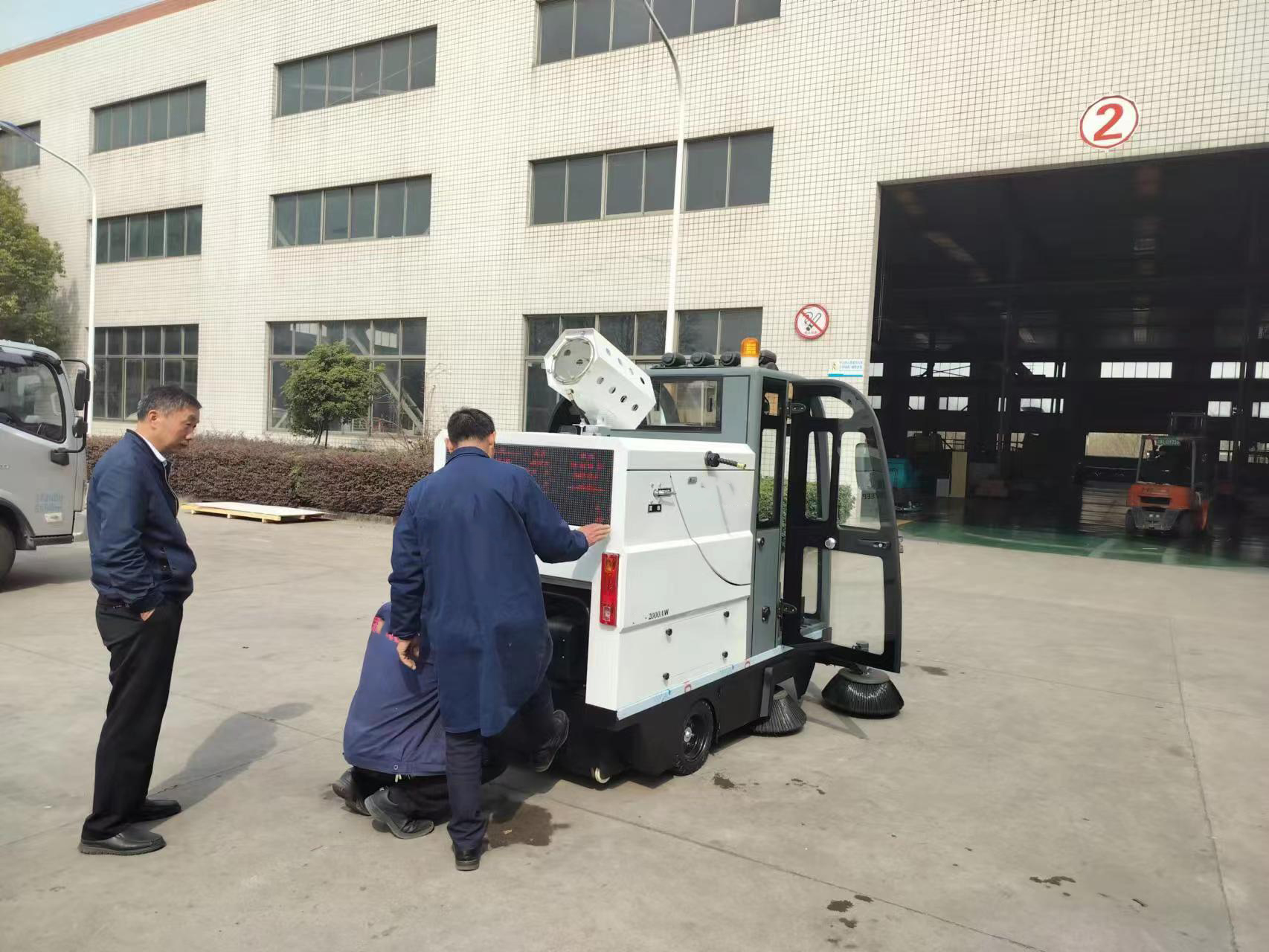我們需要使用物流倉(cāng)庫(kù)的小型電動(dòng)掃地車(chē)做好清潔工作