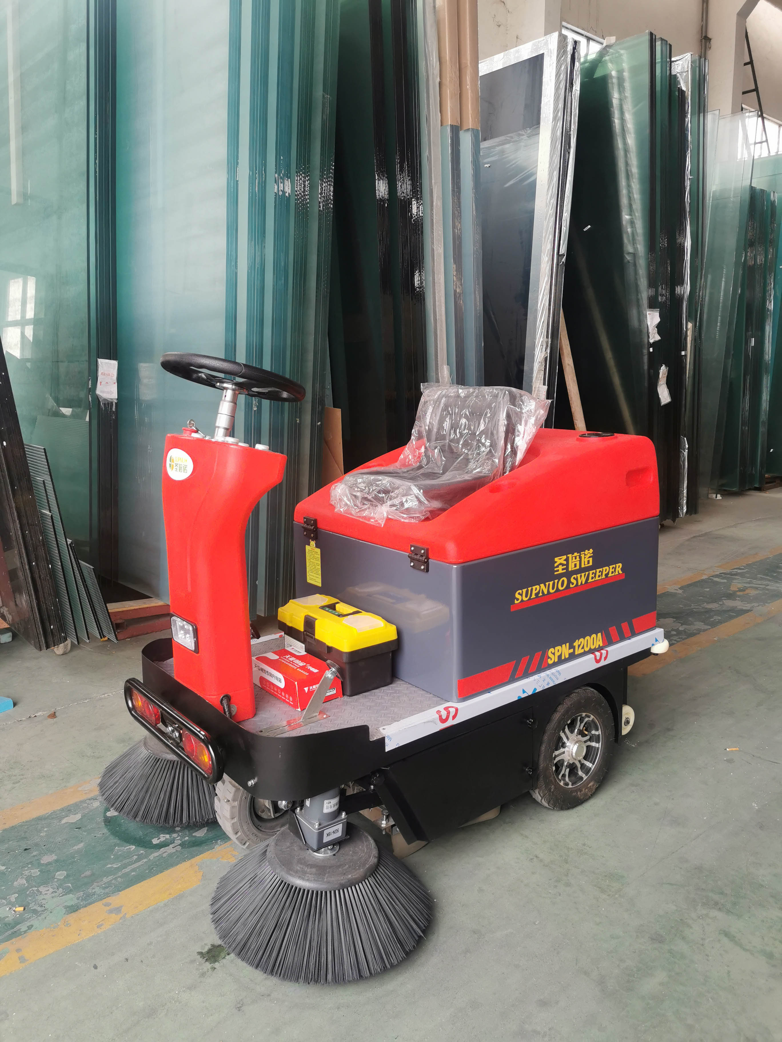 我們需要使用物流倉(cāng)庫(kù)的小型電動(dòng)掃地車(chē)做好清潔工作