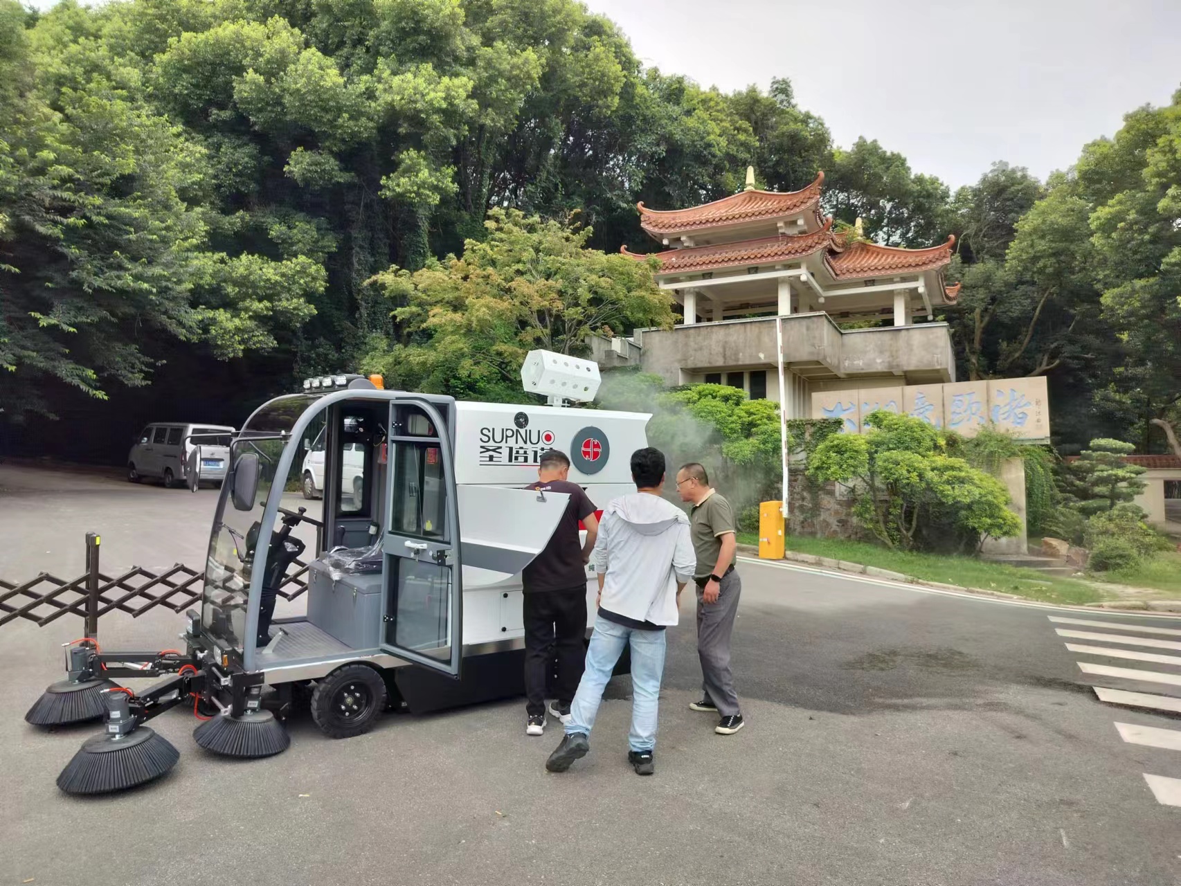 工業(yè)園區(qū)使用電動(dòng)掃地車能給企業(yè)帶來(lái)什么好處？