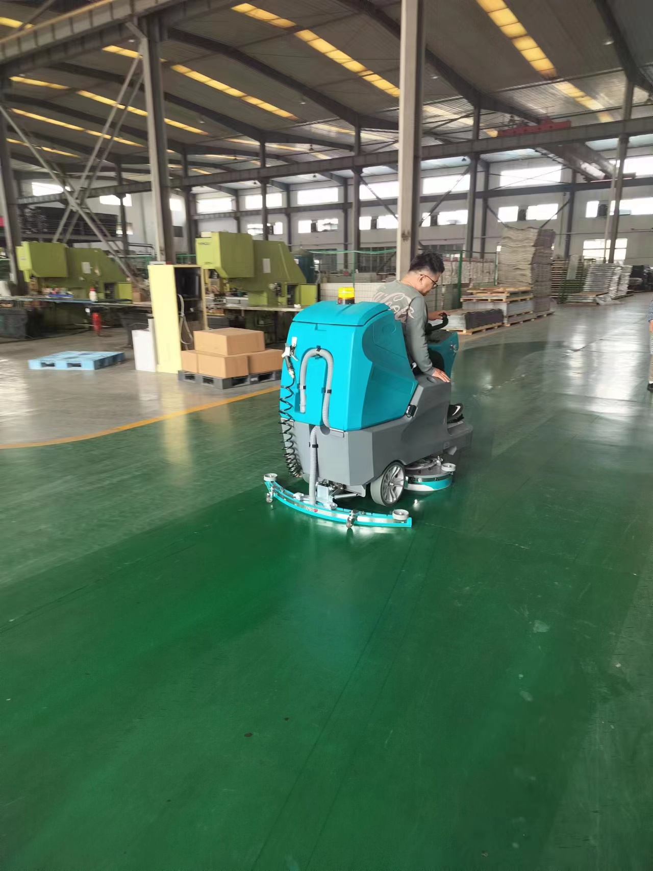 一臺駕駛洗地機(jī)取代了6-10名清潔工的清潔效率