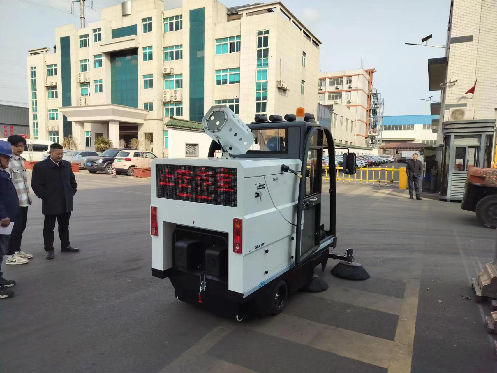 電動(dòng)路面清掃車正逐漸成為小區(qū)戶外道路保潔的新寵