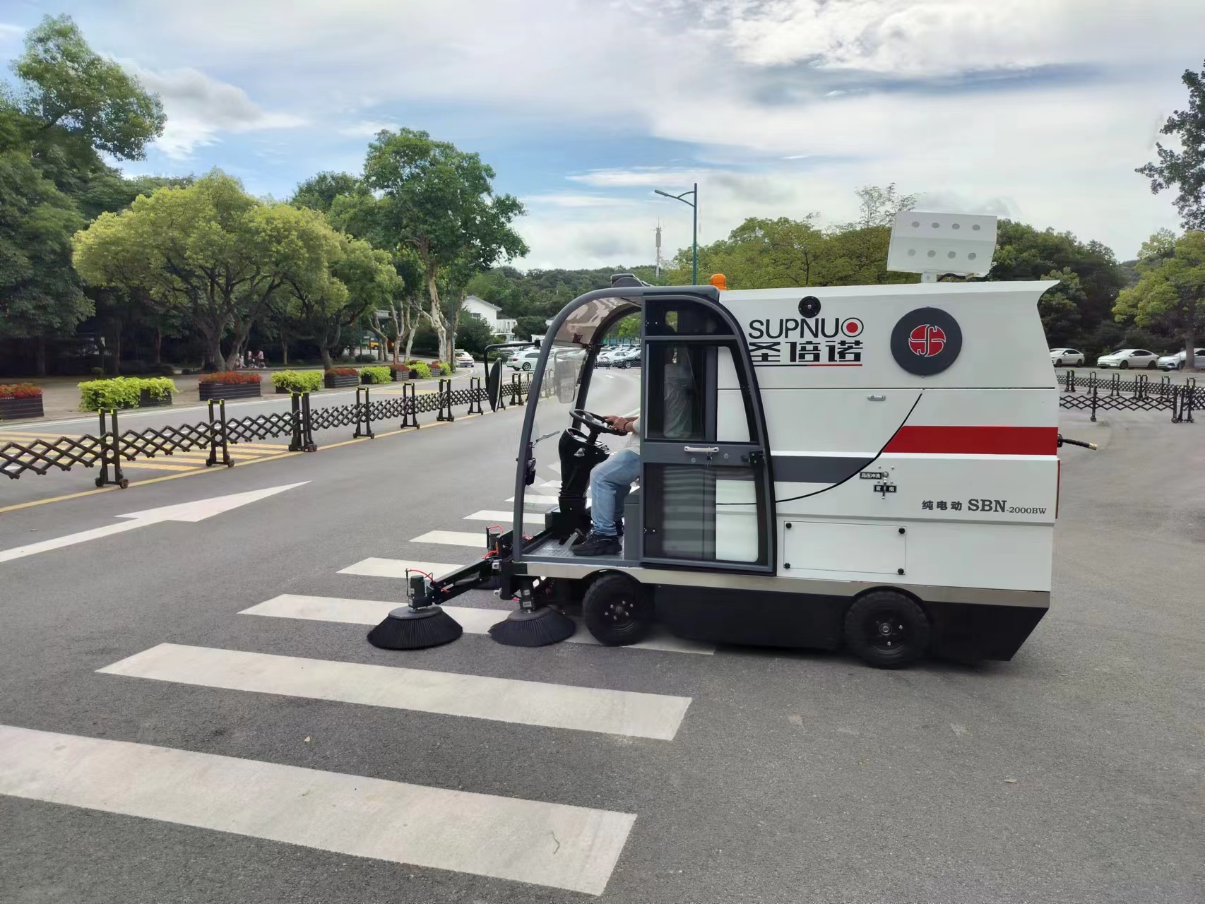 物業(yè)社區(qū)應該如何選擇電動清掃車呢？