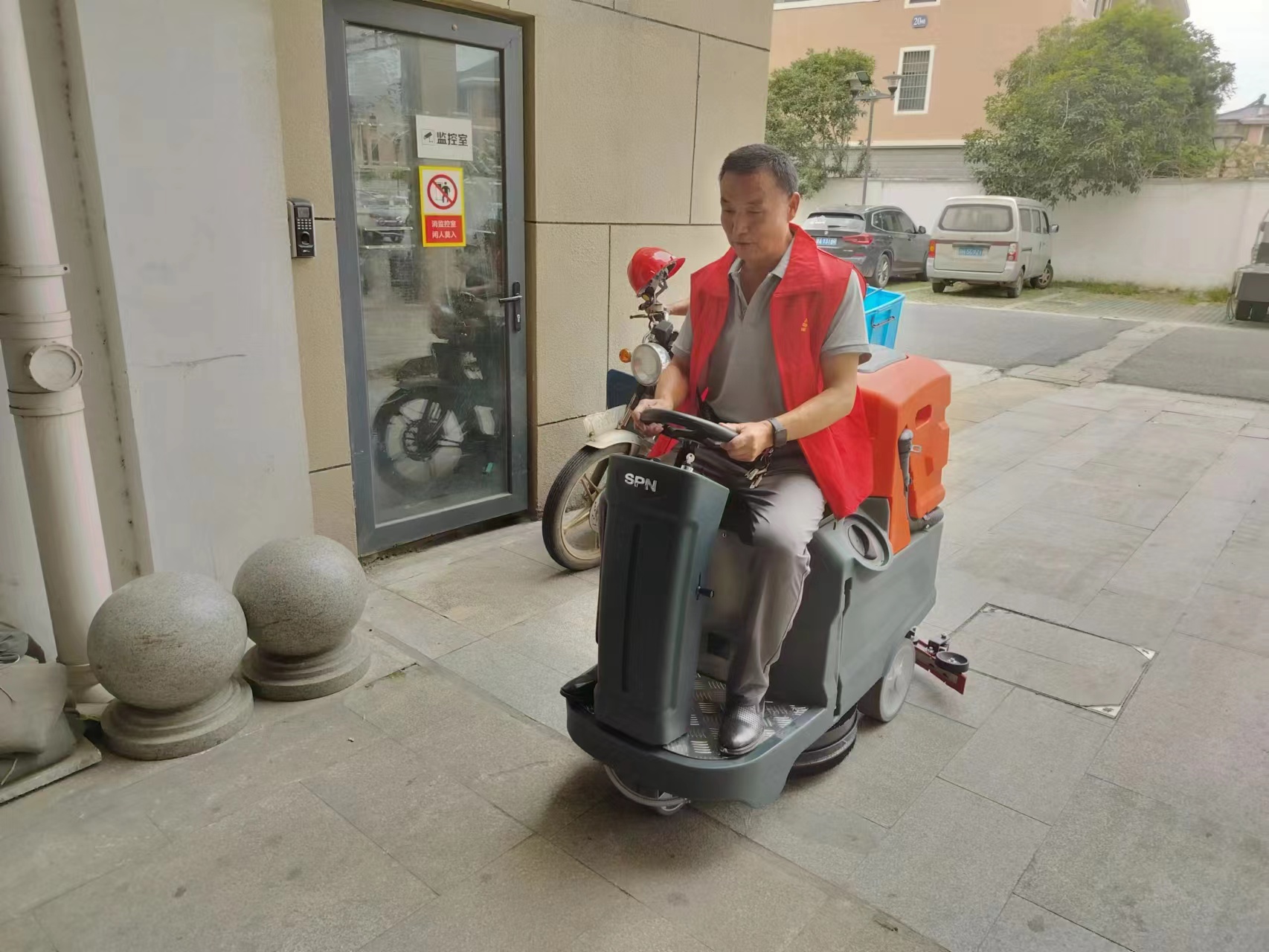 駕駛式洗地機(jī)具有較強(qiáng)的刷板和吸水能力 駕駛式洗地機(jī)具有較強(qiáng)的刷板和吸水能力