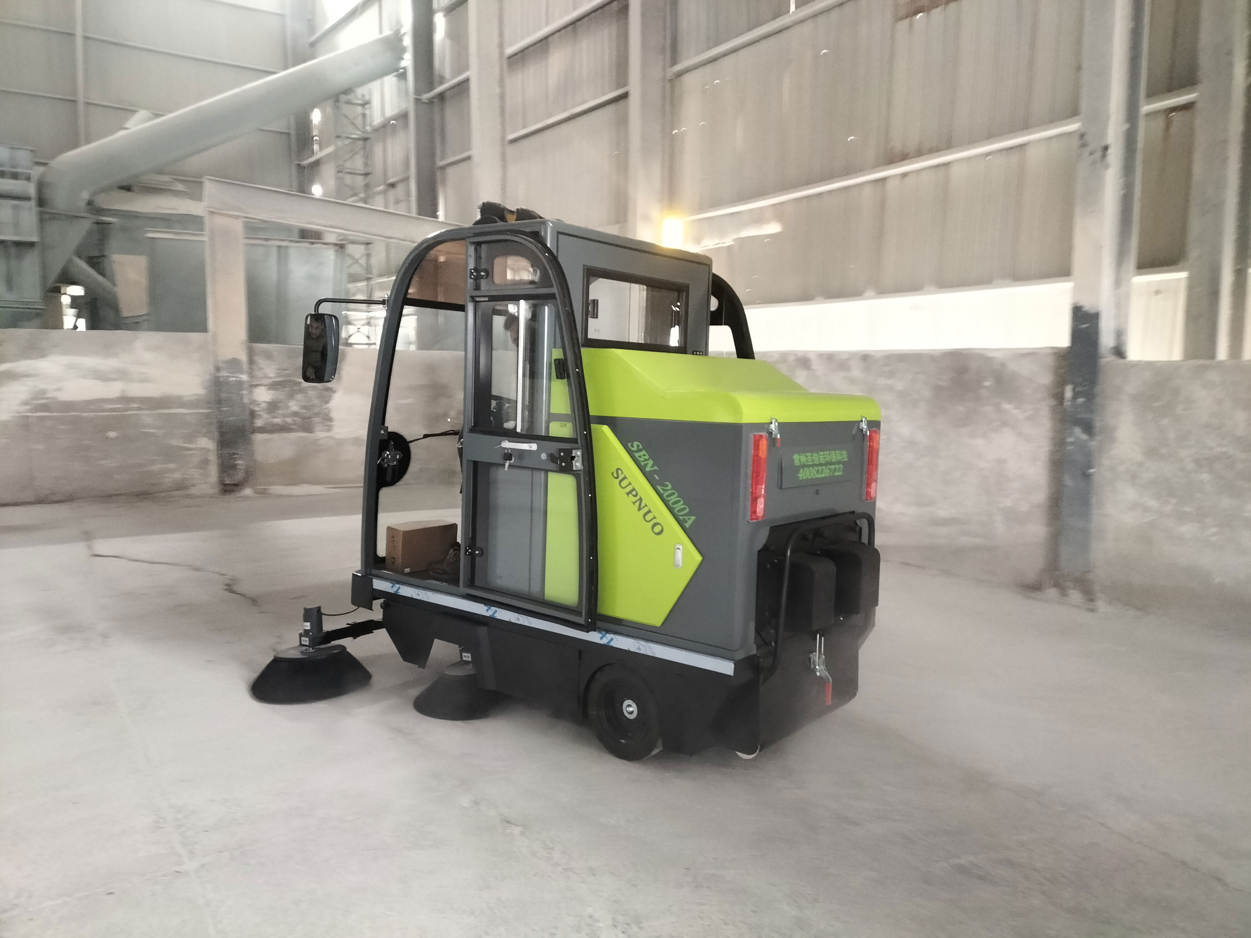 為什么工廠物業(yè)小區(qū)都在購買電動掃地車呢？