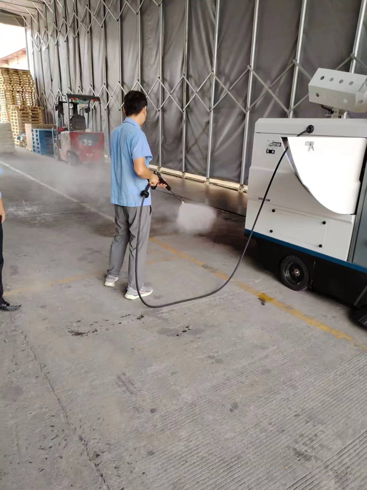 小型電動(dòng)清掃車助力高效清潔，節(jié)省時(shí)間精力