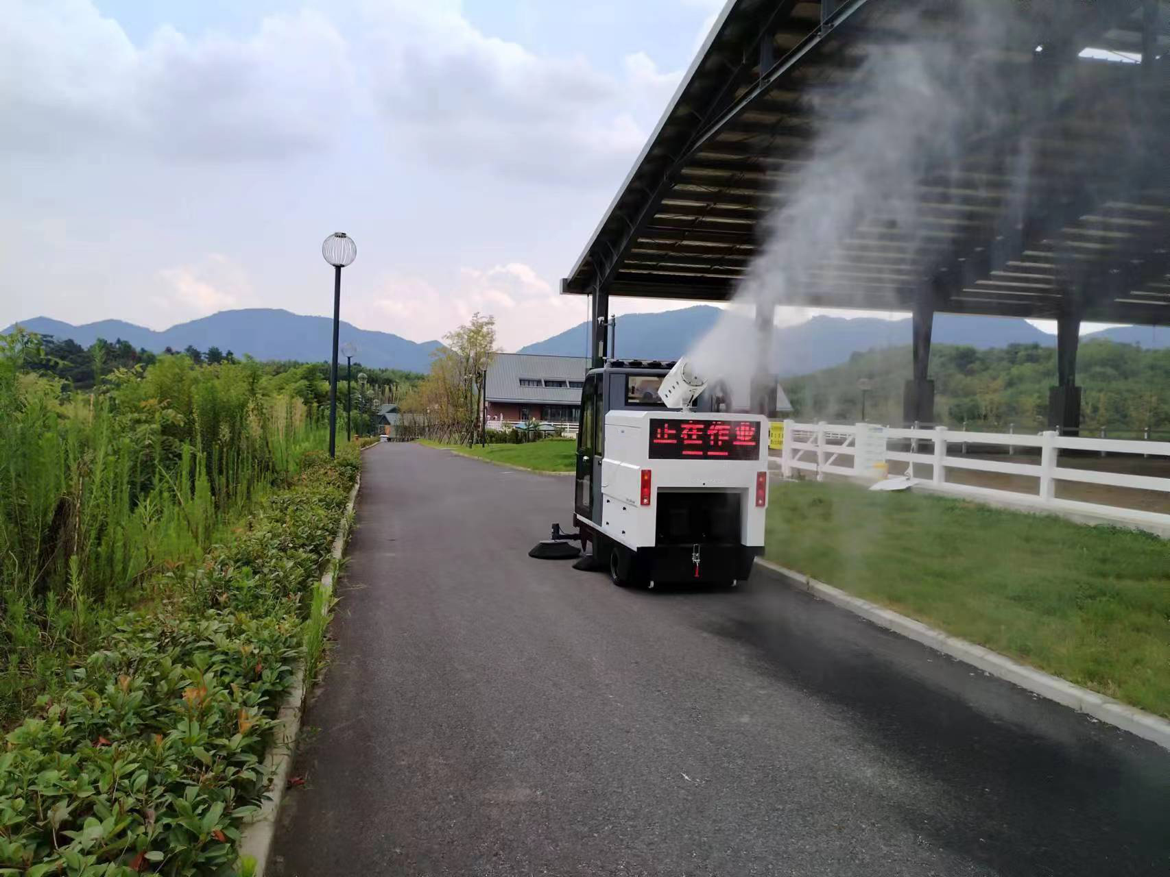 解決道路清掃難題，電動(dòng)清掃車(chē)助力高效作業(yè)