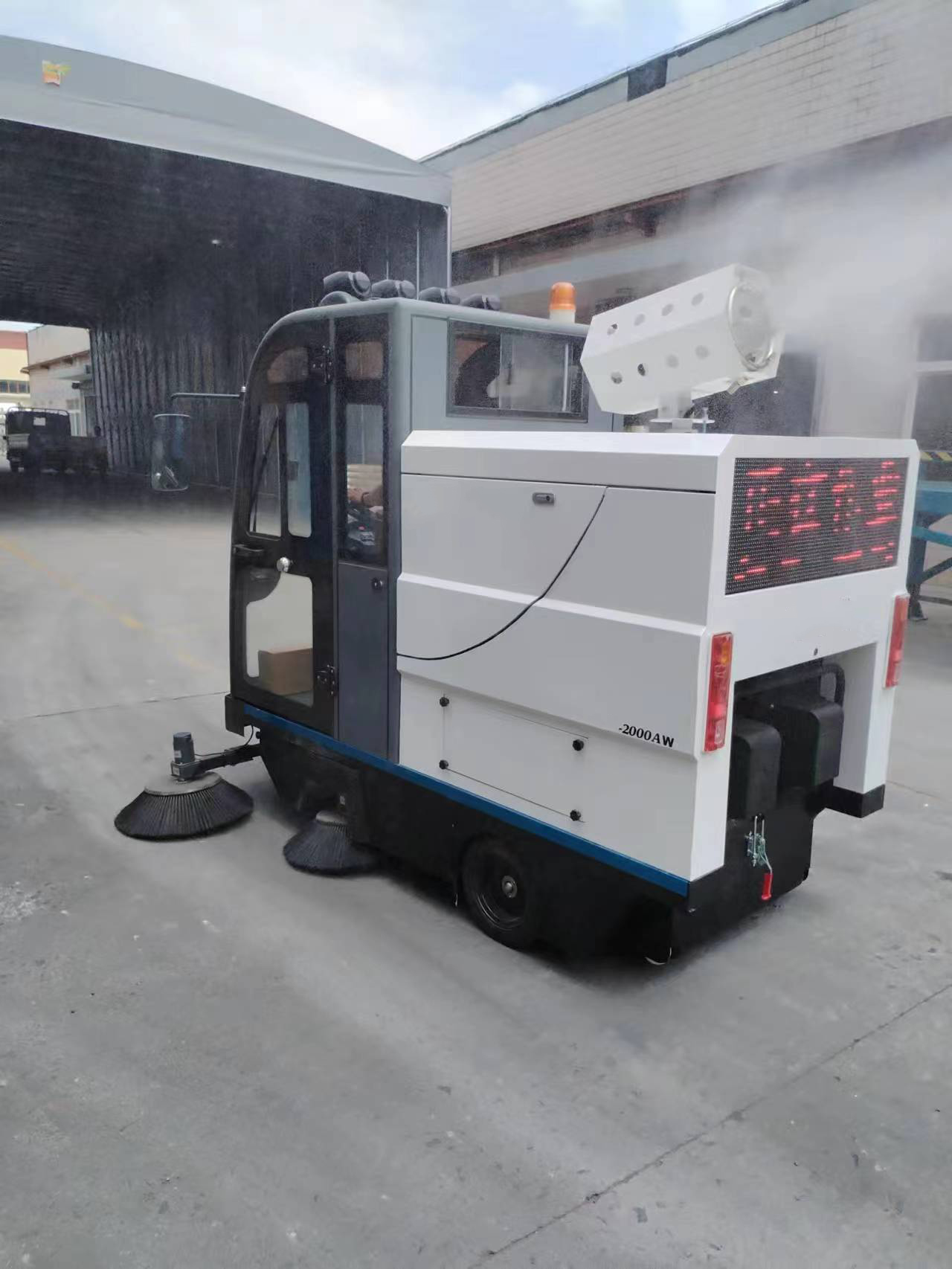 使用駕駛式電動掃地車，可以說可以達到事半功倍的效果