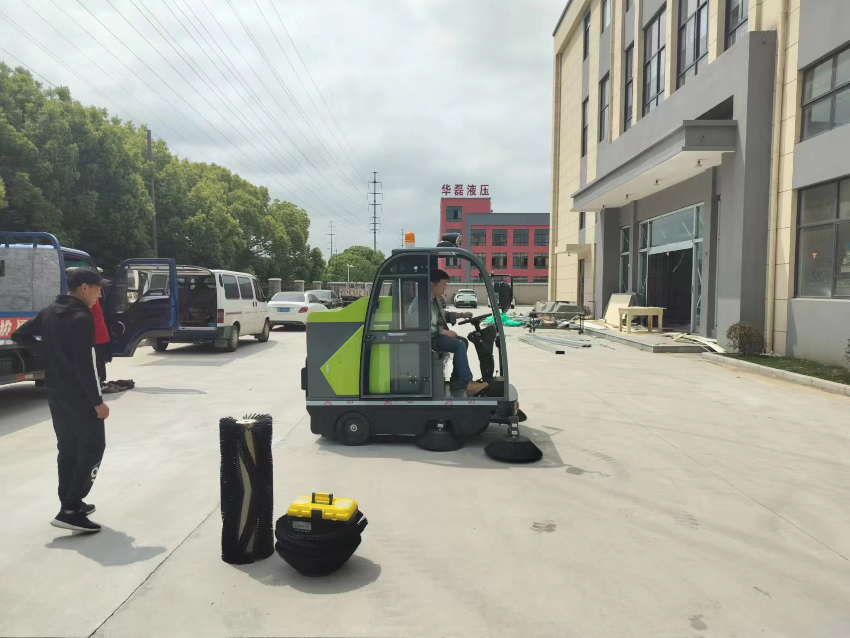 工廠掃地車vs人工清潔：誰更高效？