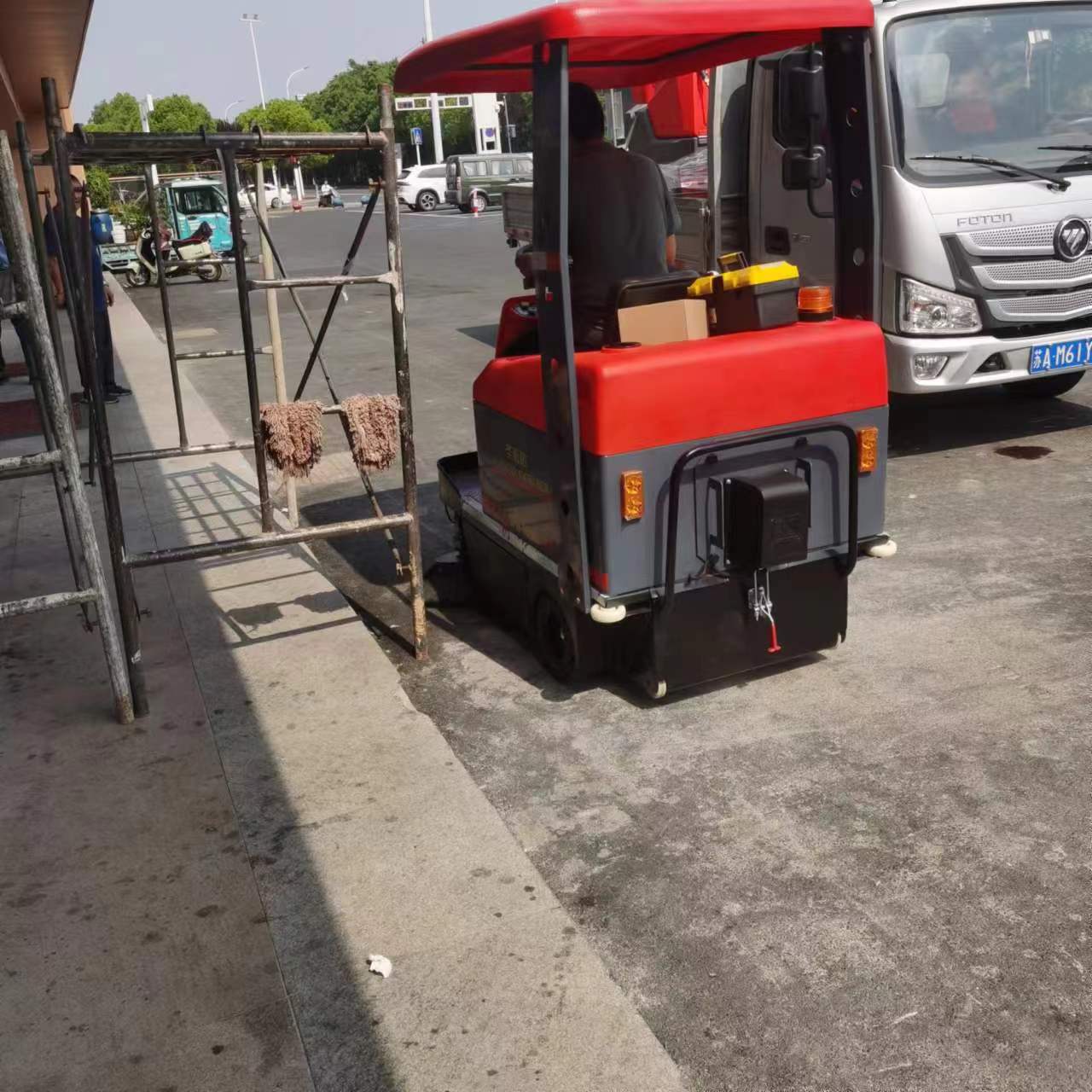 如何通過物業(yè)清掃車提高社區(qū)環(huán)境質(zhì)量？