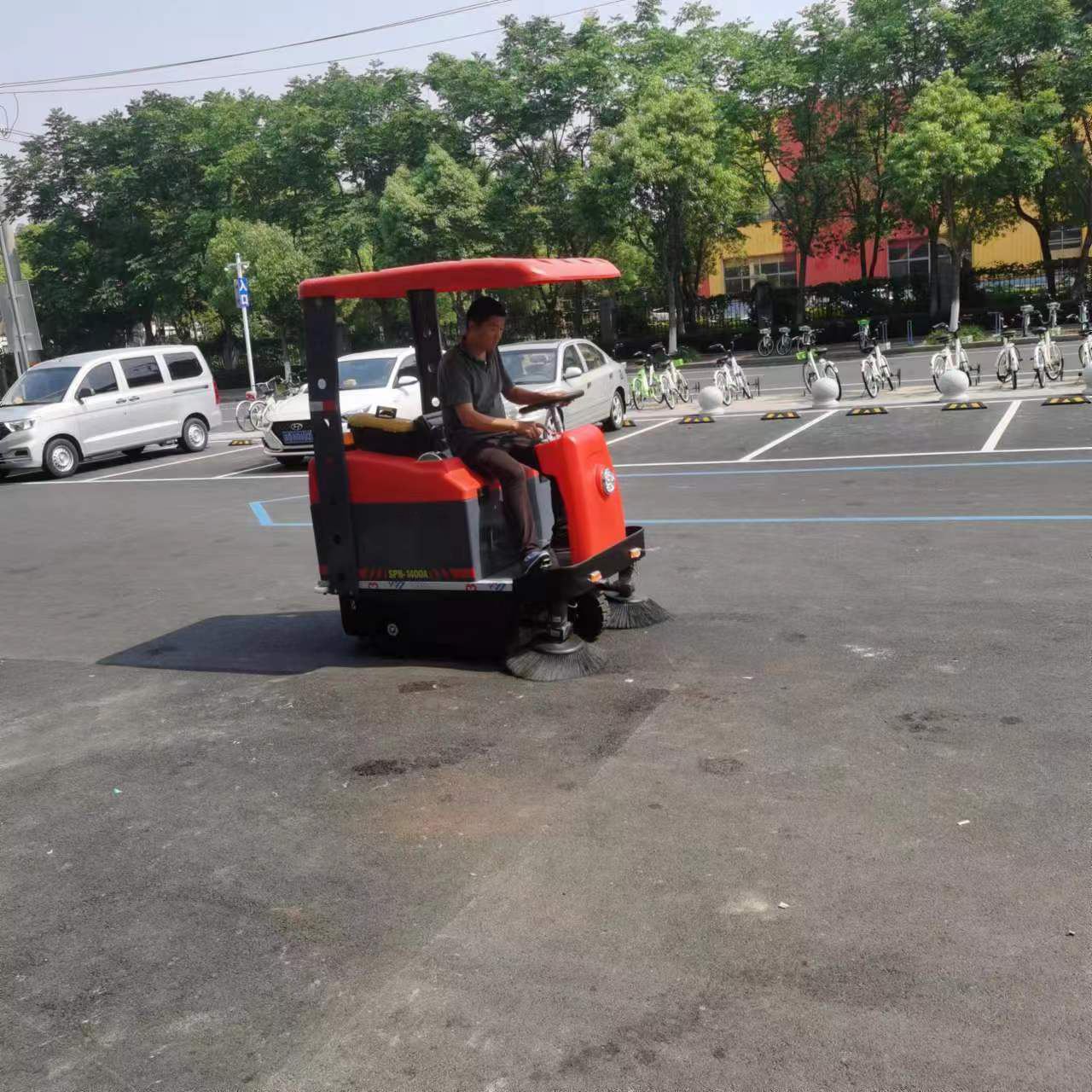 如何通過物業(yè)清掃車提高社區(qū)環(huán)境質(zhì)量？