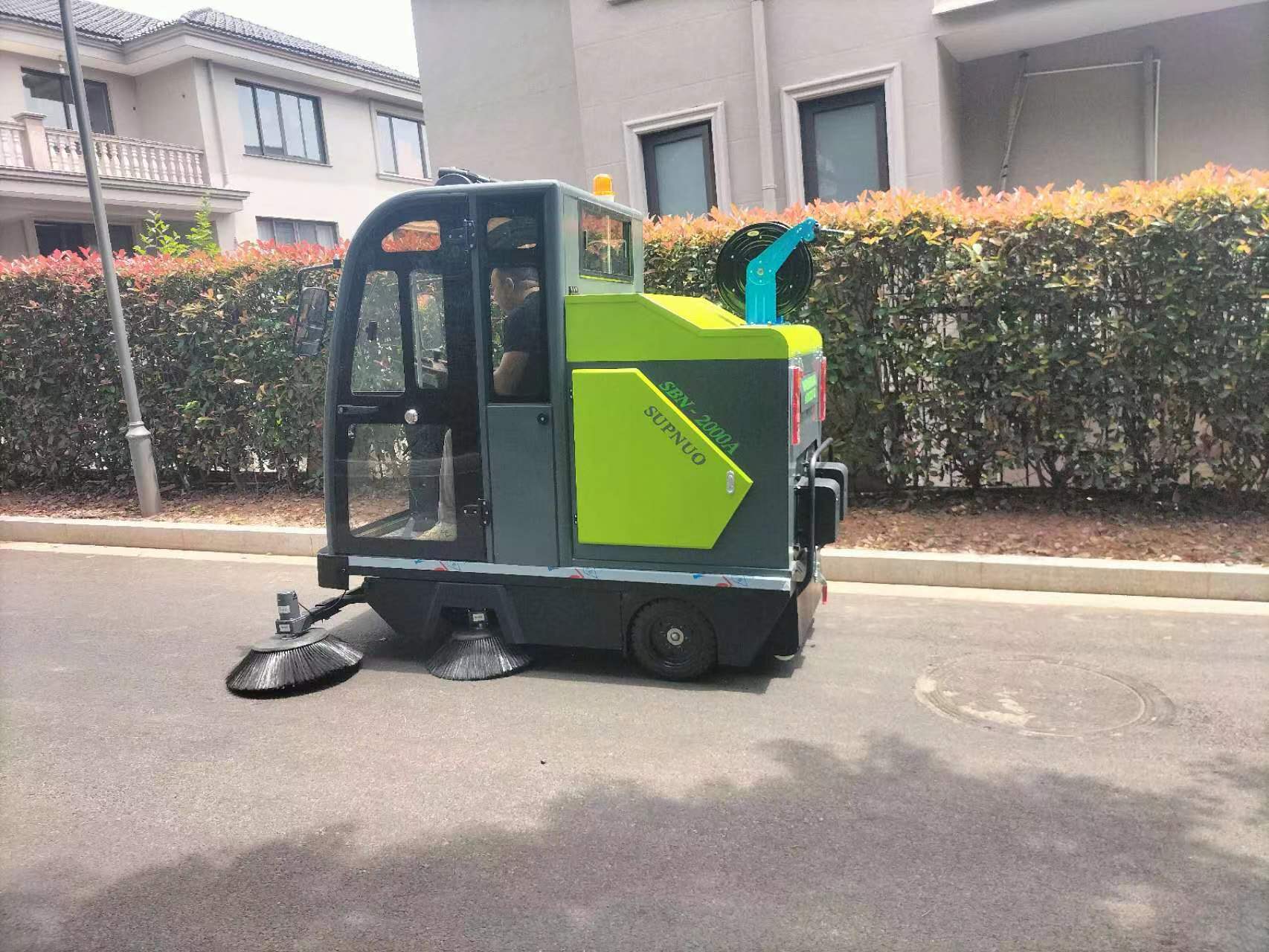 駕駛掃地機，環(huán)保清潔新選擇！