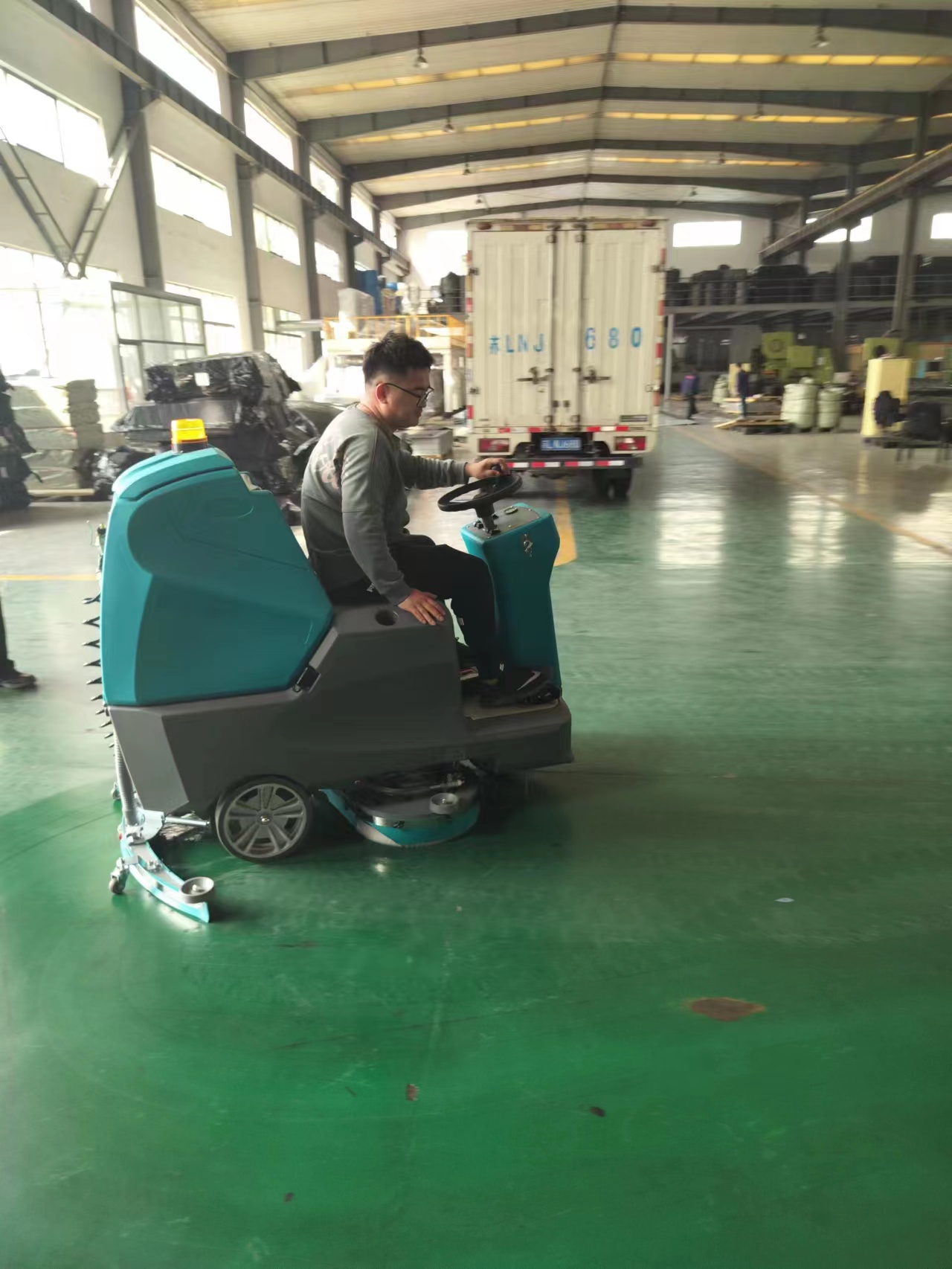 性價比高的微型清掃車，讓清掃更輕松 