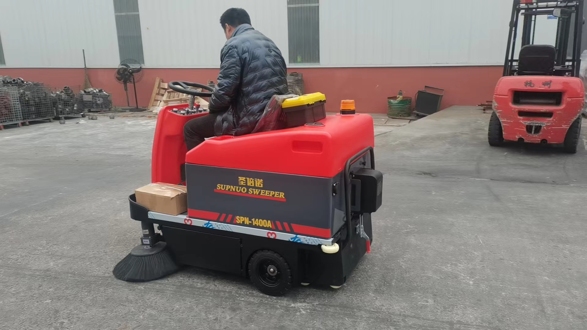 城市清潔“新幫手”，微型清掃車的優(yōu)勢分析 