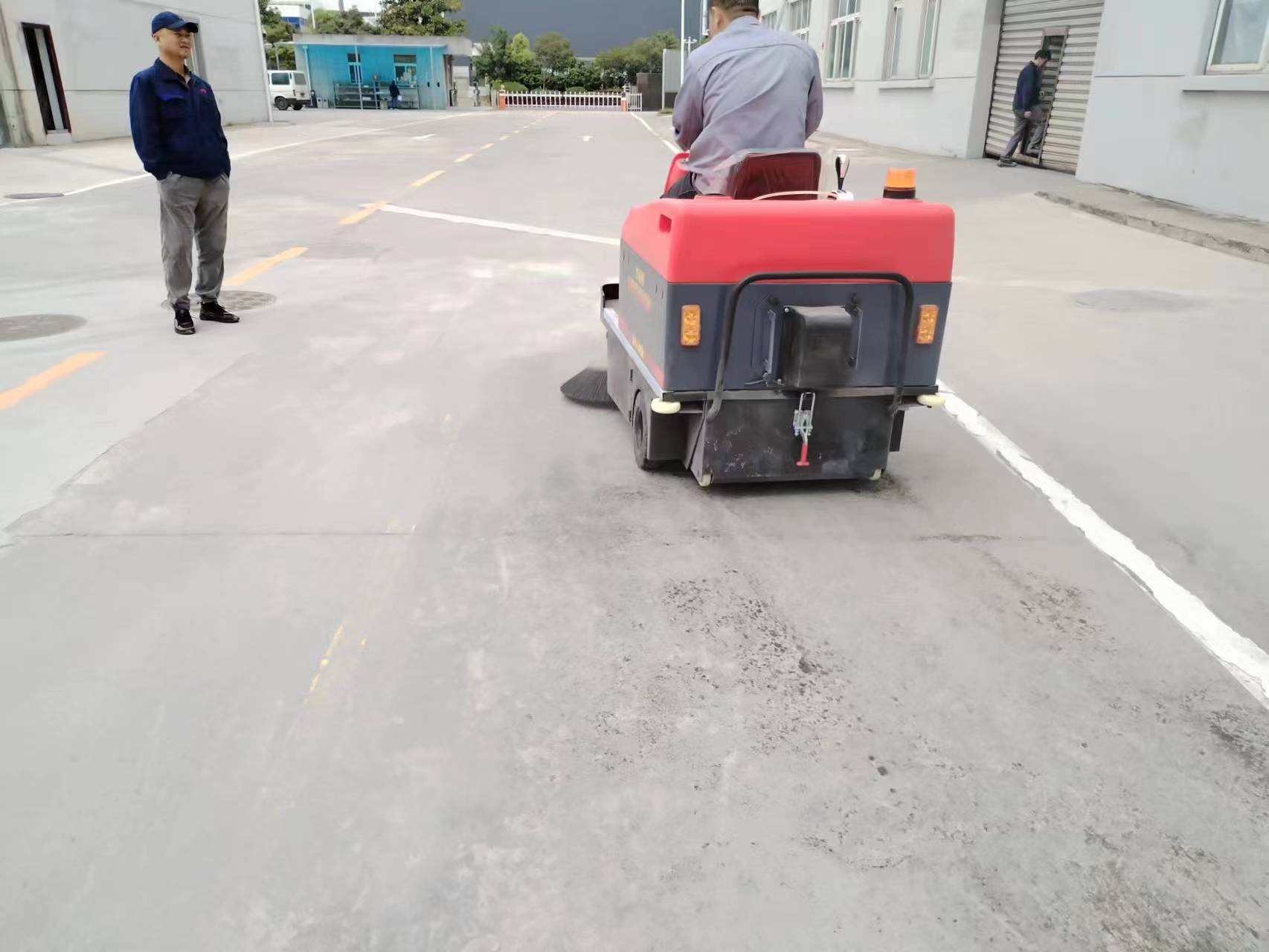 全封閉清掃車:城市清潔的新革命 全封閉清掃車:城市清潔的新革命