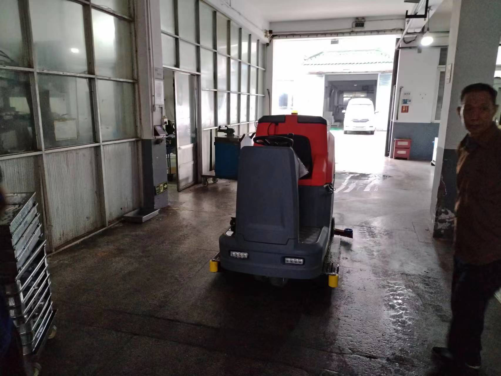 洗地機的選擇與使用指南:提升清潔效率的必備工具 洗地機的選擇與使用指南:提升清潔效率的必備工具